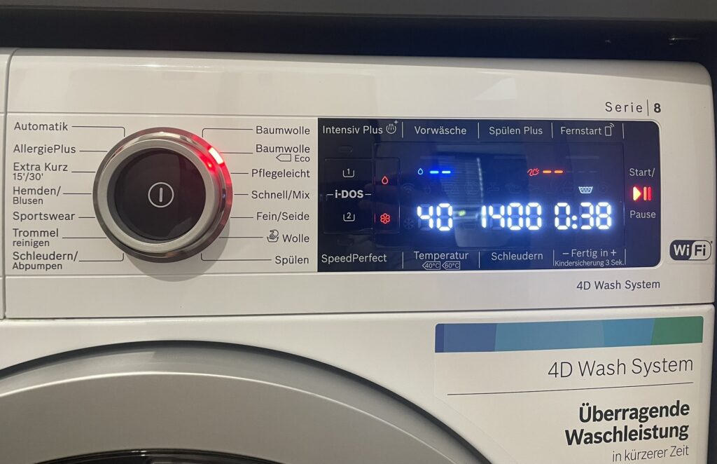 Das Bild zeigt das Display einer modernen Waschmaschine. Um diese Waschmaschine effizient nutzen zu können, muss der Inhaber sie auch richtig einstellen.