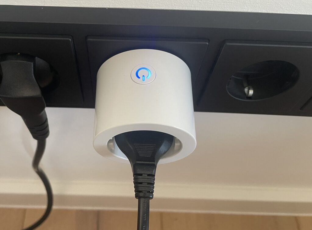 Das Bild zeigt eine smarte Steckdose mit Strommessung. Damit kannst du ganz bequem deine Stromkosten durch Standby-Verbrauch vermeiden.