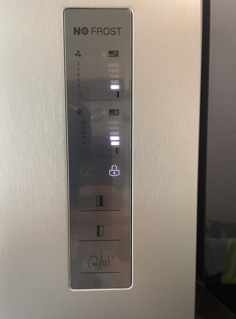 Das Bild zeigt die Temperatureinstellung bei einem meiner Kühlschränke. Also den Kühlschrank immer richtig einstellen und bares Geld sparen!